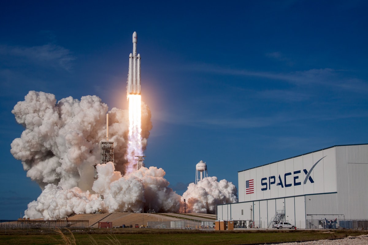 SpaceX successfully tests new reusable rocket